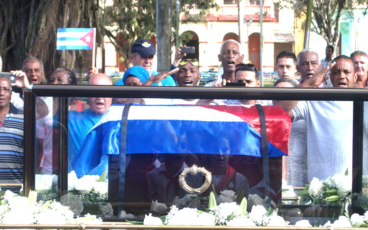 Pueblo de Placetas rinde tributo a Fidel al paso del cortejo fúnebre por ese municipio.