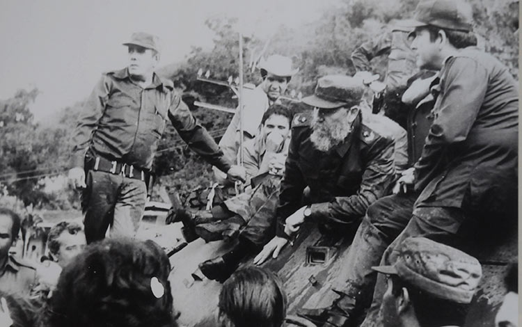 Fidel recorre Jibacoa durante inundación ocurrida en 1988.