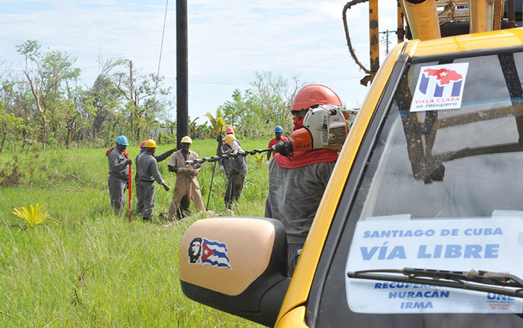 Linieros de Holguín laboran en Villa Clara. Linieros de Holguín laboran en Villa Clara.