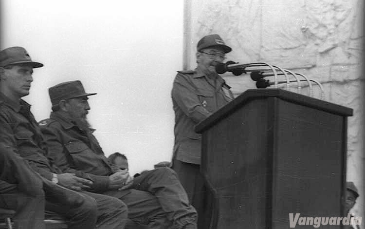 Fidel, Raúl y Díaz-Canel en la Plaza de la Revolución Ernesto Che Guevara, de Santa Clara. Fidel Castro Ruz, Raúl Castro Ruz y Miguel Díaz-Canel Bermúdez.