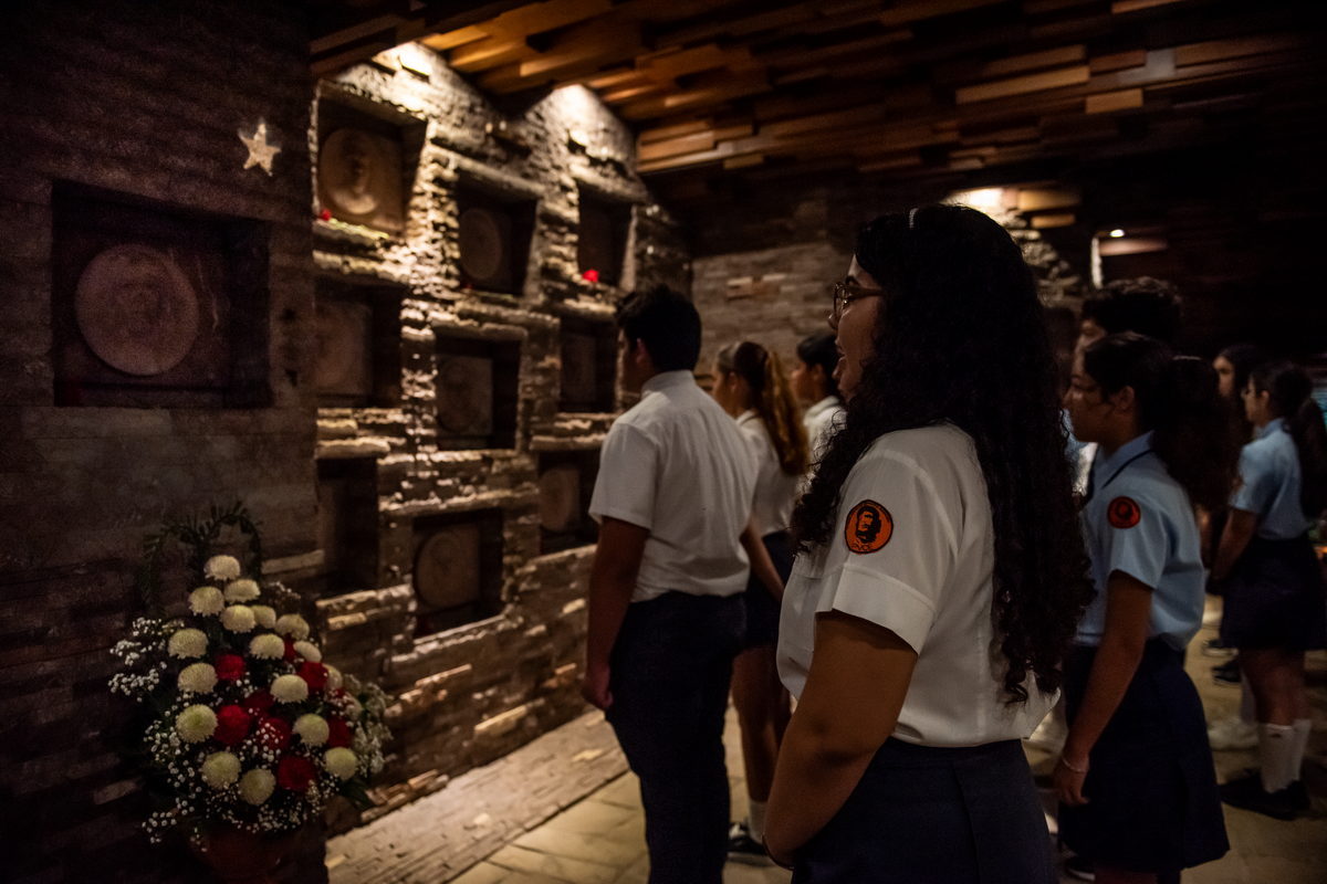 Estudiantes rinden homenaje al Che en el Mausoleo.