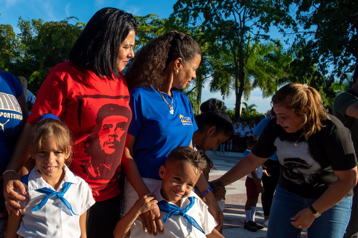Pioneros tras recibir su pañoleta en la Plaza Ernesto Che Guevara.