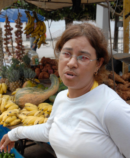 Sandy, vendedora de productos agropecuarios. Sandy, vendedora de productos agropecuarios.