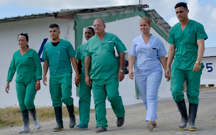 Trabajadores de la granja aví­cola de La Quinta, en Camajuaní­.