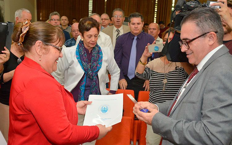 Entrega de la medalla Aniversario 65 de la UCLV a la filial de la Academia de Ciencias de Cuba en Villa Clara. Entrega de la medalla Aniversario 65 de la UCLV a la filial de la Academia de Ciencias de Cuba en Villa Clara.