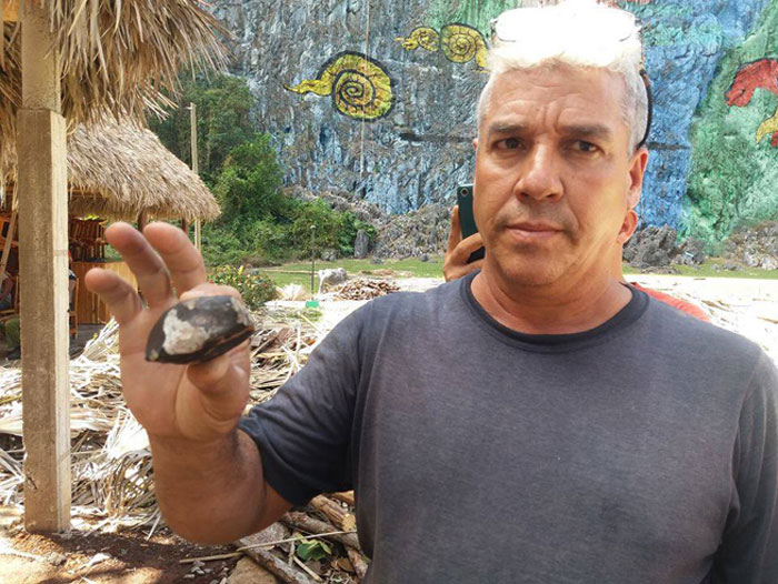 Fragmento del posible meteorito, encontrado cerca del Mural de la Prehistoria, en Viñales, Pinar del Río. Fragmento del posible meteorito, encontrado cerca del Mural de la Prehistoria, en Viñales, Pinar del Río.
