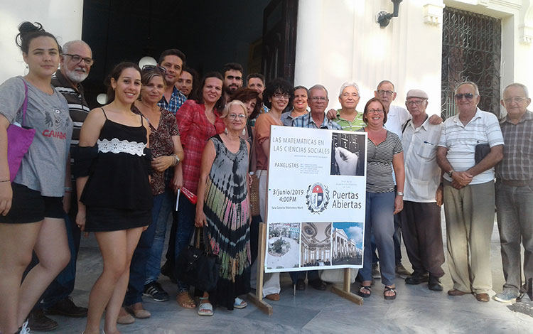 Participantes en el encuentro Academia de puertas abiertas. Participantes en el encuentro Academia de puertas abiertas.