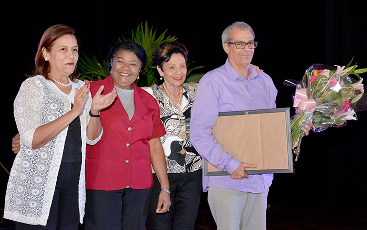 También recibieron reconocimientos las provincias de Granma y Guantánamo como destacadas en la emulación del Citma. También recibieron reconocimientos las provincias de Granma y Guantánamo como destacadas en la emulación del Citma.