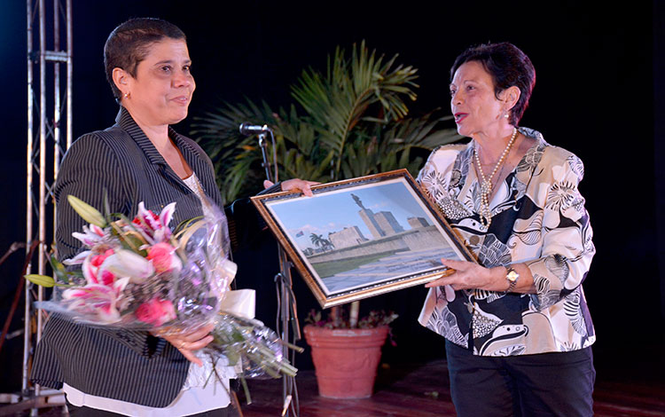 el tributo a la Dra. Rosa Elena Simeón Negrín vivido por su hija Rosa Elena Ortiz Simeón. el tributo a la Dra. Rosa Elena Simeón Negrín vivido por su hija Rosa Elena Ortiz Simeón.