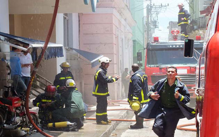 The firefighters managed to control the fire at the ETECSA plant in Villa Clara. Photo: Vanguardia newspaper.