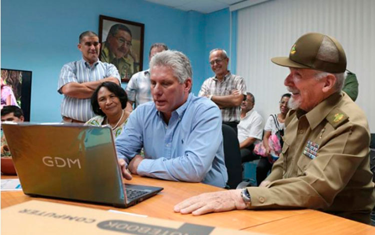 Miguel Díaz-Canel y Ramiro Valdés durante la inauguración de la fábrica cubana de laptops y tablets. Miguel Díaz-Canel y Ramiro Valdés durante la inauguración de la fábrica cubana de laptops y tablets.