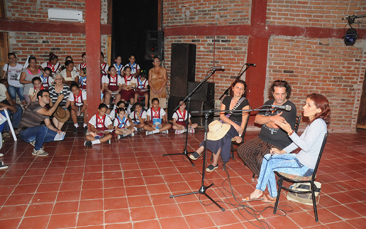 Conversatorio de niños con escritores villaclareños. Los escritores Arístides Vega, Mildre Hernández y Lidia Meriño conversan con niños villaclareños.