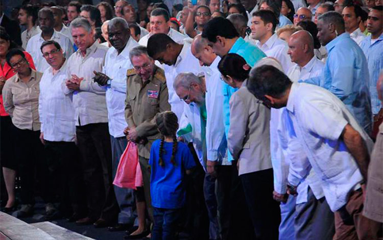 http://www.vanguardia.cu/images/materiales/cultura/2016/08-13-gala-cumpleannos-90-fidel-castro/fidel.jpg Fidel saluda a niña en gala por su cumpleaños 90.