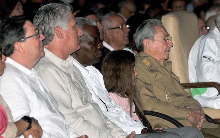 Raúl Castro presencia gala por el cumpleaños 90 de Fidel. Raúl Castro presencia gala por el cumpleaños 90 de Fidel.