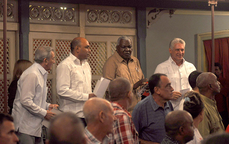 Miguel Díaz-Canel y Esteban Lazo en gala por el aniversario 50 de la caída en combate del Che Guevara. Miguel Díaz-Canel y Esteban Lazo en gala por el aniversario 50 de la caída en combate del Che Guevara.