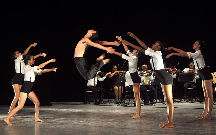 Estudiantes de danza y Orquesta de Cámara Rubén Urribarres. Estudiantes de danza y Orquesta de Cámara Rubén Urribarres.