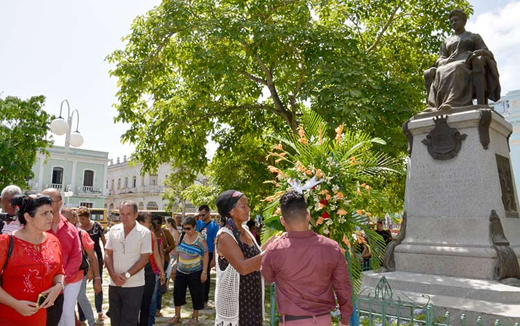   Floral Offering to Marta Abreu 