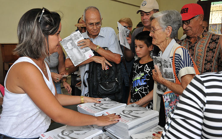 Lectores compran revista Umbral dedicada al Che. Lectores compran revista Umbral dedicada al Che.