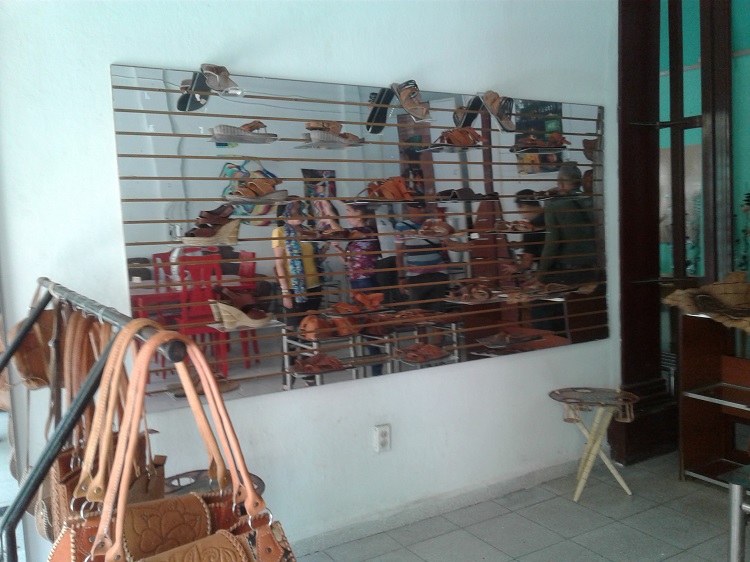 Calzado artesanal en la Feria Arte para Mamá en Santa Clara, Villa Clara Calzado artesanal en la Feria Arte para Mamá en Santa Clara, Villa Clara