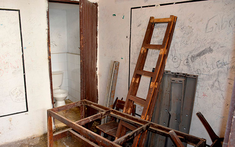 Baños clausurados en la Biblioteca Provincial Martí, de Villa Clara. Baños clausurados en la Biblioteca Provincial Martí, de Villa Clara.