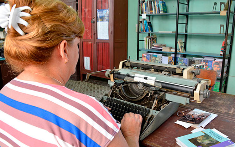 Especialista de la Biblioteca Provincial Martí, de Santa Clara. Especialista de la Biblioteca Provincial Martí, de Santa Clara.
