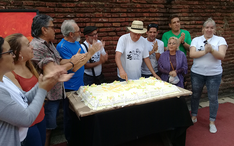 Ramón Silverio pica cake por el aniversario 35 de El Mejunje. Ramón Silverio pica cake por el aniversario 35 de El Mejunje.