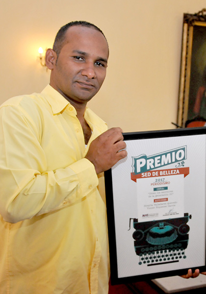Yunier Riquenes, ganador del Premio Sed de Belleza 2017. (Foto: Ramón Barreras Valdés) El Premio Sed de Bellaza de Periodismo fue recibido por Yunier Riquenes.