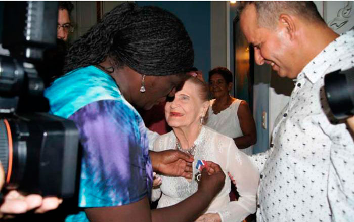Carilda Oliver recibe Orden Félix Varela de Primer Grado. Carilda Oliver recibe Orden Félix Varela de Primer Grado.