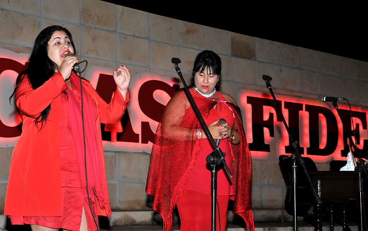 Cantantes Patricia Casañas y Yaila Corcho. Cantantes Patricia Casañas y Yaila Corcho.