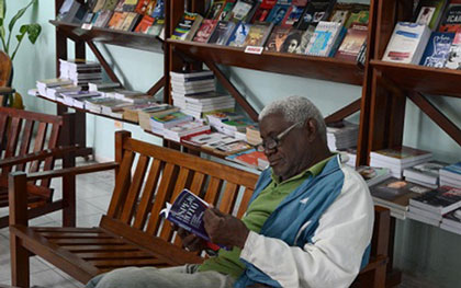 Libros de editoras de Villa Clara en librería Pepe Medina, de Santa Clara.