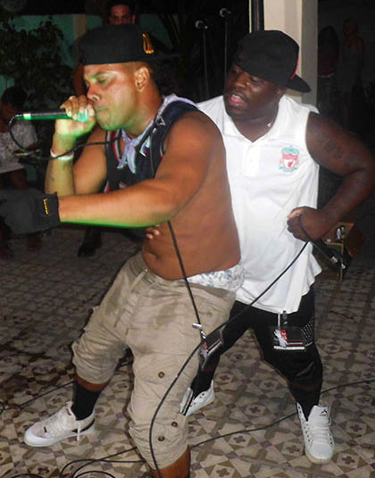 Dúo de hip hop Barrio, de La Habana. Dúo de hip hop Barrio, de La Habana.