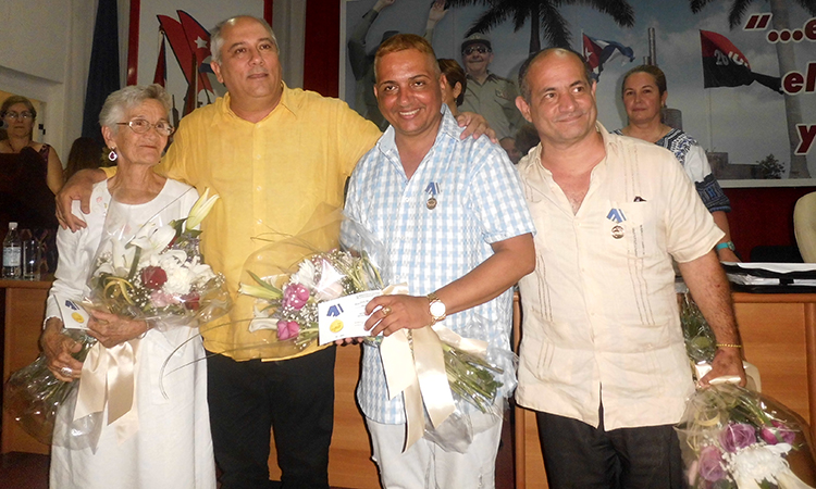 Ministro de Cultura, Alpidio Alonso, entrega la Distinción por la Cultura Nacional a artistas y escritores villaclareños. Ministro de Cultura, Alpidio Alonso, entrega la Distinción por la Cultura Nacional a artistas y escritores villaclareños.