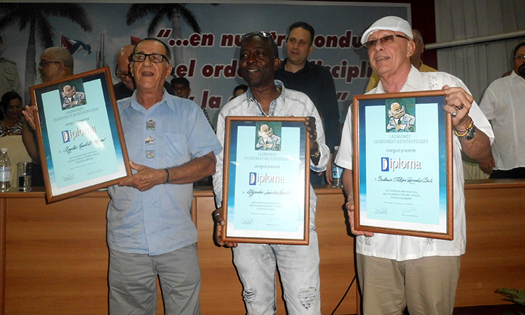 Entrega de la distinción El Zarapico a artistas y escritores de Villa Clara. Entrega de la distinción El Zarapico a artistas y escritores de Villa Clara.