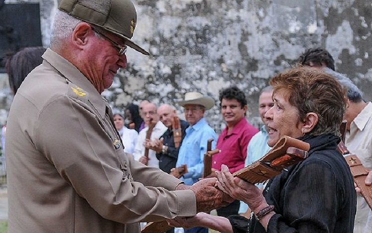 Conceden réplica del machete de Máximo Gómez Conceden réplica del machete de Máximo Gómez