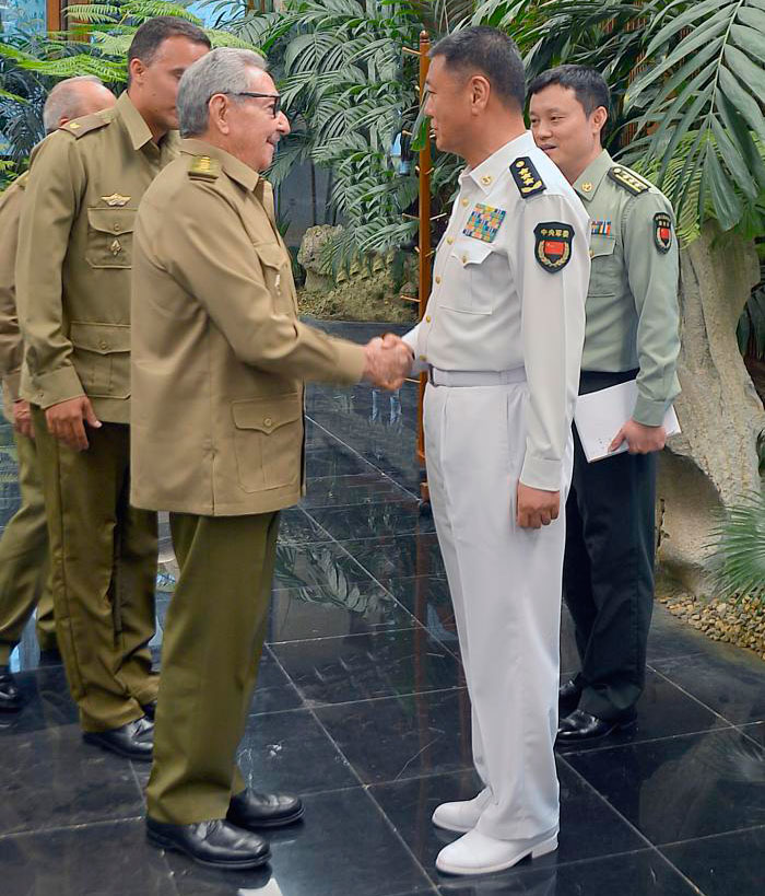 General de Ejército Raúl Castro Ruz y Almirante Miao Hua. General de Ejército Raúl Castro Ruz y Almirante Miao Hua.