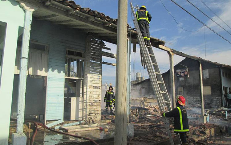 bomberos-casas-destruidas.jpg