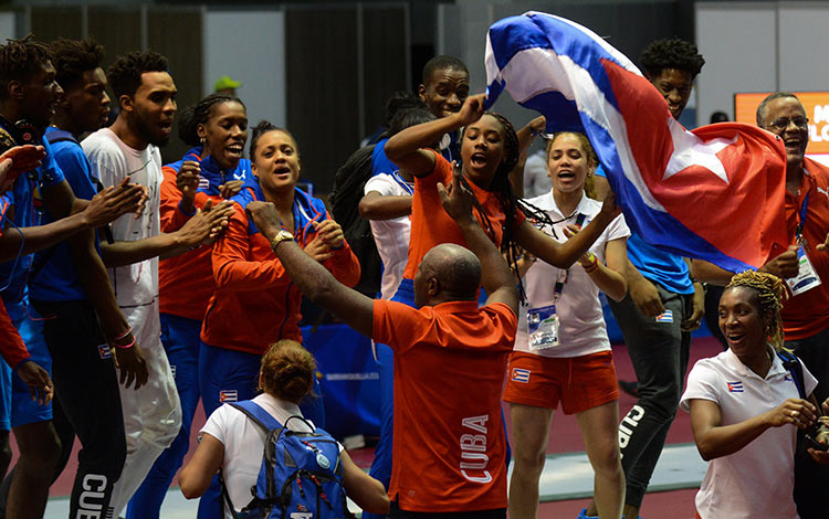 Esgrimistas cubanos celebran triunfo de equipo masculino de florete. Esgrimistas cubanos celebran triunfo de equipo masculino de florete.