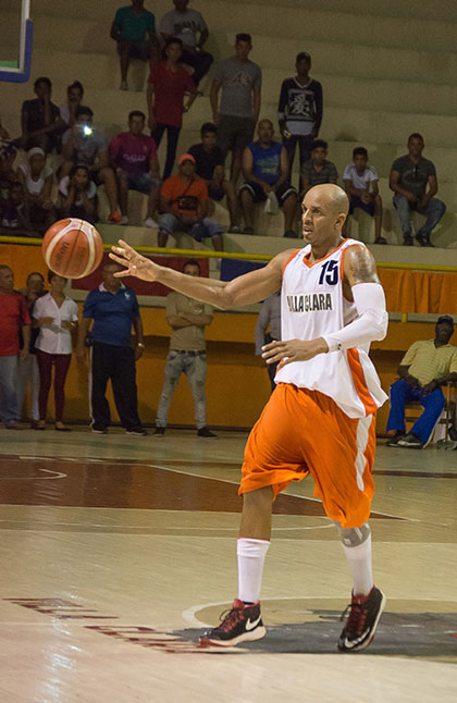 Andy Boffil tira al aro en juego final de la Liga Superior de Baloncesto entre Villa Clara y Artemisa.