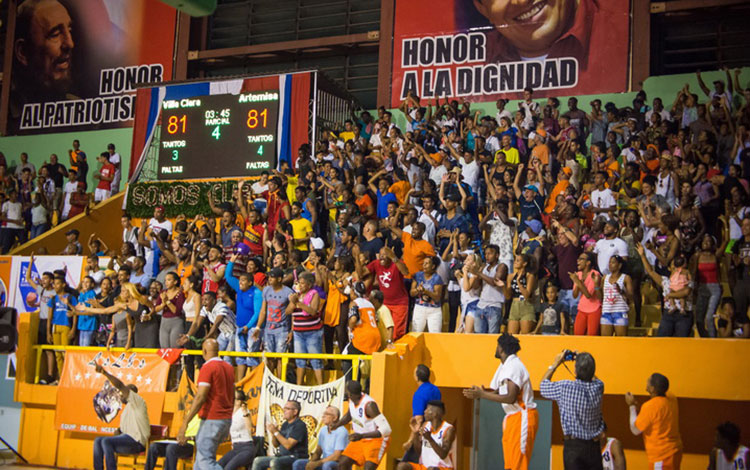 Público en la Sala Amistad en juego final de la Liga Superior de Baloncesto.