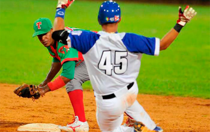 Jugada de béisbol en Serie Nacional de Cuba. Jugada de béisbol en Serie Nacional de Cuba.