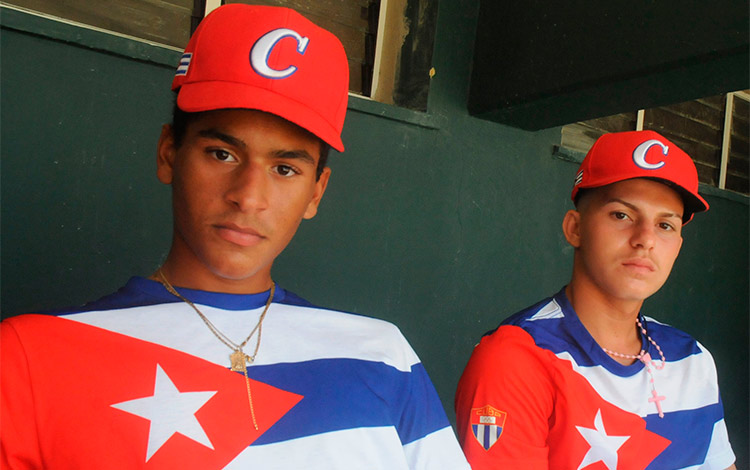 De izquierda a derecha, el lanzador Osdany Rodríguez y el utility Randy Alonso. (Foto: Manuel de Feria García) Osdany Rodríguez Obregón y Randy Alonso Hernández, campeones mundiales béisbol sub 15.
