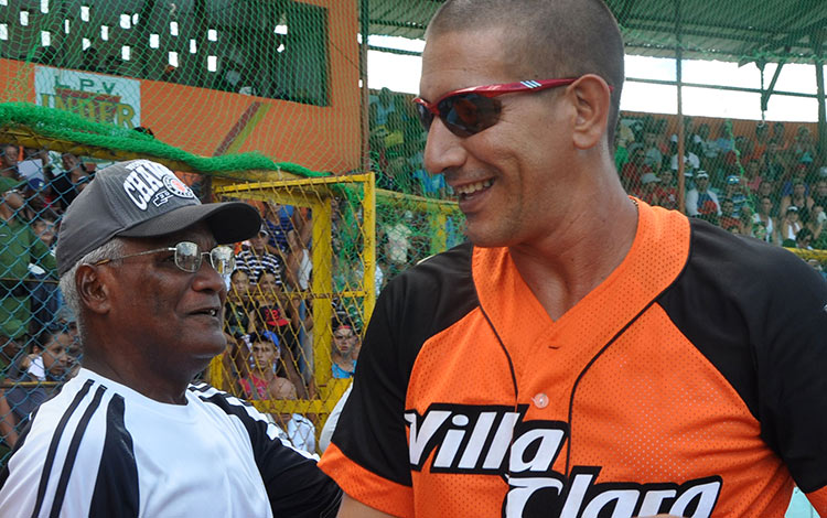 Pestano, junto al sagüero José «El Látigo» Gómez, quien fuera receptor de los Azucareros en la década del 70. (Foto: Carolina Vilches Monzón) Retiro de Ariel Pestano en Sagua la Grande