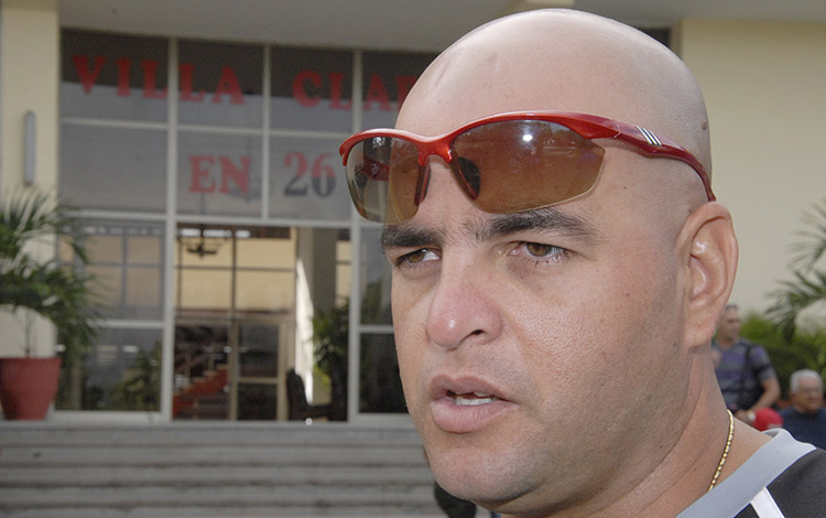 Michael González, unas horas antes de partir al choque contra Granma, en la segunda etapa de la 56 Serie Nacional de Béisbol (Foto: Ramón Barreras). 02 refuerzos equipo vc Pelota Cubana USA