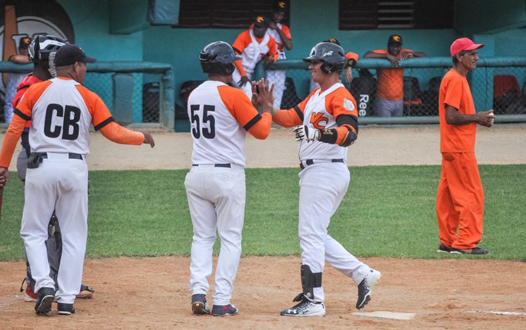 Yurién Vizcaíno y Yeniet Pérez entran con las dos primeras carreras de Villa Clara. Yurién Vizcaíno y Yeniet Pérez.