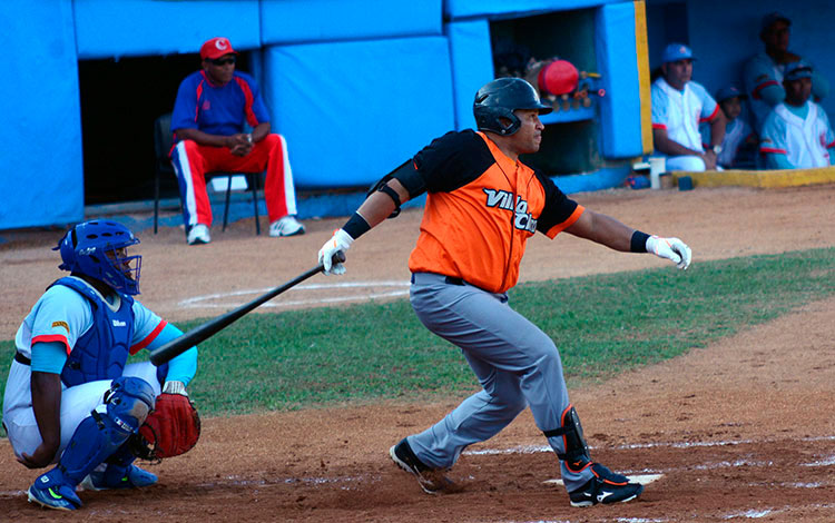Frederich Cepeda. Frederich Cepeda batea en juego de Villa Clara contra Ciego de Ávila.