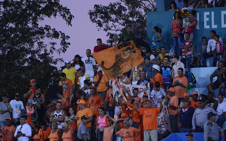 Aficionados de Ciego de Ávila, en juego de play off contra Villa Clara. Aficionados de Ciego de Ávila, en juego de play off contra Villa Clara.