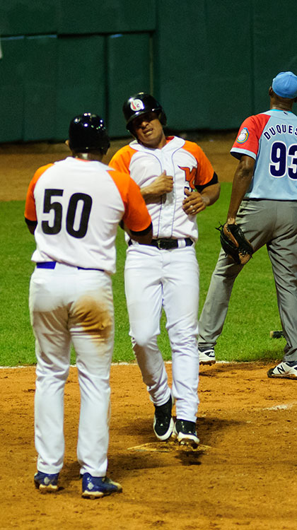 Villa Clara anota carreras dos y tres del tercer juego contra Ciego de Ávila. Villa Clara anota carreras dos y tres del tercer juego contra Ciego de Ávila.