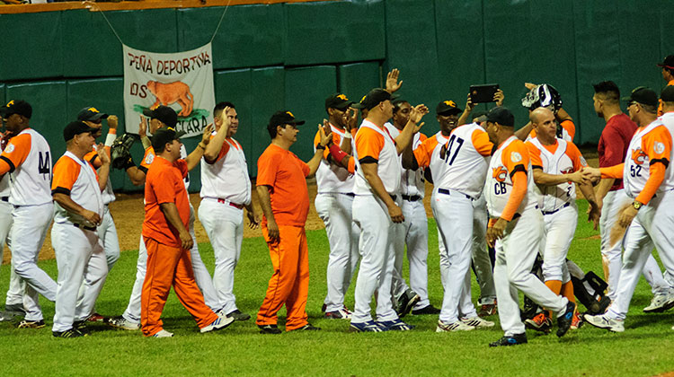 Equipo Villa Clara celebra victoria en el tercer juego contra Ciego de Ávila. Equipo Villa Clara celebra victoria en el tercer juego contra Ciego de Ávila.