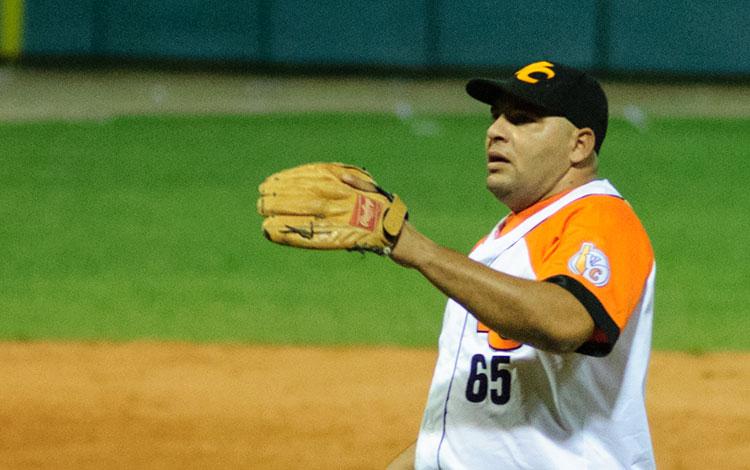 Alberto Bisset lanzó cuatro entradas y dos tercios, enfrentó a 13 bateadores y solo permitió un jit. (Foto: Carolina Vilches Monzón) Alberto Bisset, ganador del cuarto juego del play off Villa Clara-Ciego de Ávila.