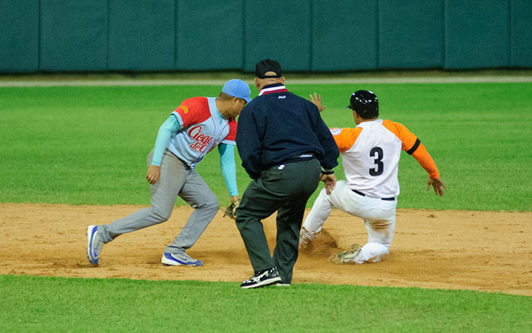 Andy Zamora en robo de base frente a Ciego de Ávila, cuarto juego.